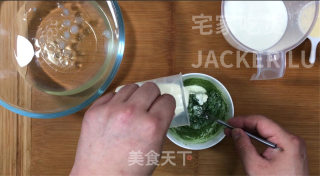 抹茶奶油布丁慕斯，冰爽软滑，奶香甜蜜，炎热夏日的超赞小甜品。步骤2