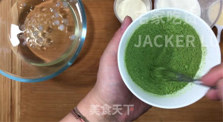 抹茶奶油布丁慕斯，冰爽软滑，奶香甜蜜，炎热夏日的超赞小甜品。步骤1
