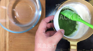 抹茶奶油布丁慕斯，冰爽软滑，奶香甜蜜，炎热夏日的超赞小甜品。步骤6