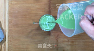 抹茶奶油布丁慕斯，冰爽软滑，奶香甜蜜，炎热夏日的超赞小甜品。步骤9