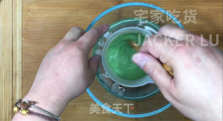 抹茶奶油布丁慕斯，冰爽软滑，奶香甜蜜，炎热夏日的超赞小甜品。步骤8