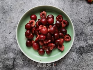 麦片樱桃酸奶昔步骤2