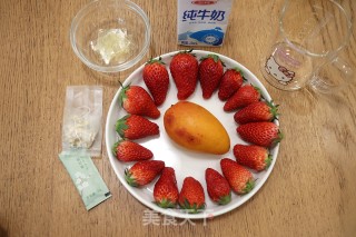 草莓芒果花茶奶冻杯步骤1