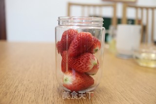 草莓芒果花茶奶冻杯步骤5