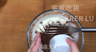 超简单脆皮雪糕冰激凌，可可和抹茶双重美味，细腻顺滑，巧克力味浓郁。步骤2