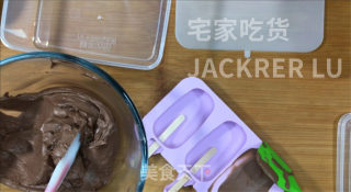 超简单脆皮雪糕冰激凌，可可和抹茶双重美味，细腻顺滑，巧克力味浓郁。步骤5