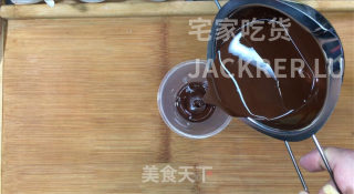 超简单脆皮雪糕冰激凌，可可和抹茶双重美味，细腻顺滑，巧克力味浓郁。步骤13