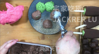 超简单脆皮雪糕冰激凌，可可和抹茶双重美味，细腻顺滑，巧克力味浓郁。步骤18