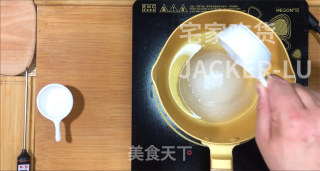 超简单蜂巢焦糖脆，口感酥脆甜蜜，微微粘牙，5分钟轻松搞定。步骤1