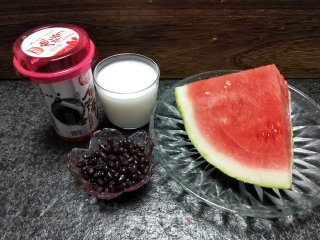 西瓜红豆椰奶杯步骤1