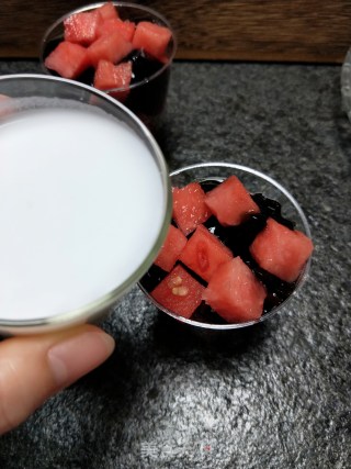 西瓜红豆椰奶杯步骤6