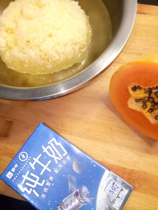 木瓜银耳牛奶步骤1