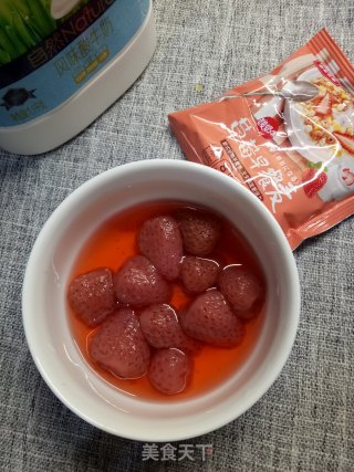 草莓酸奶早餐麦步骤1