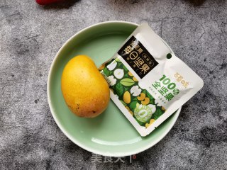 坚果芒果酸奶杯步骤1