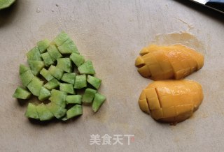 芒果甜瓜麦片酸奶杯步骤2