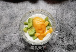 芒果甜瓜麦片酸奶杯步骤6