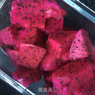 火龙果燕麦拌酸奶步骤1