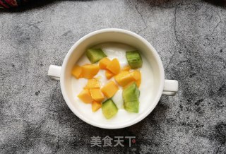 甜瓜芒果坚果酸奶杯步骤7