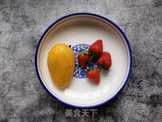 芒果草莓麦片酸奶杯步骤3