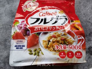 芒果草莓麦片酸奶杯步骤1