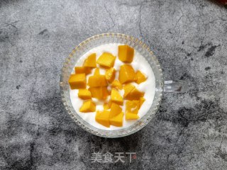 芒果草莓麦片酸奶杯步骤7