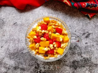 芒果草莓麦片酸奶杯步骤10