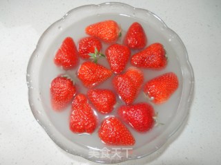 草莓雪糕步骤1