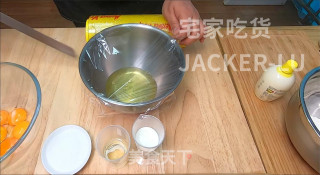 日式棉花瑞士卷，口感绵软细腻，春游试试做一个，让你味蕾绽放。步骤2