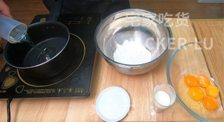 日式棉花瑞士卷，口感绵软细腻，春游试试做一个，让你味蕾绽放。步骤3