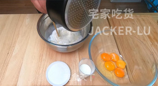 日式棉花瑞士卷，口感绵软细腻，春游试试做一个，让你味蕾绽放。步骤4