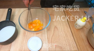 日式棉花瑞士卷，口感绵软细腻，春游试试做一个，让你味蕾绽放。步骤7