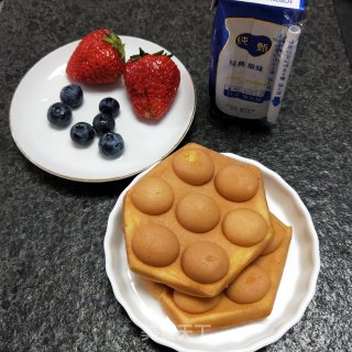 草莓酸奶甜品步骤1