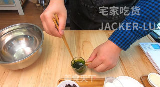 超简单双色手指麻薯，拌一拌，烤一烤，软糯甜蜜，还不快来试试。步骤2