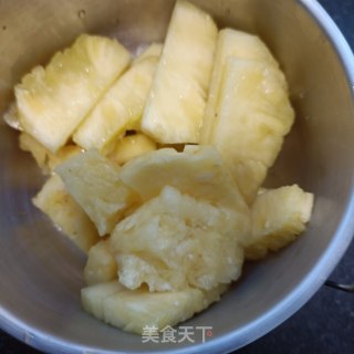 冰糖蒸凤梨步骤3