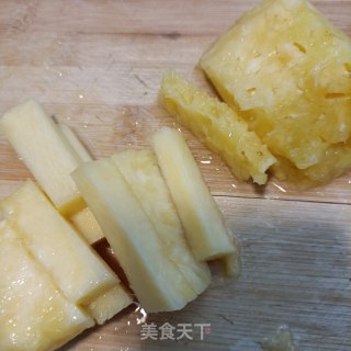 冰糖蒸凤梨步骤2