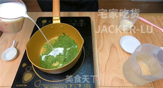 超简单抹茶奶冻，口感Q弹、香滑细腻，一道非常值得推荐的甜点。步骤1