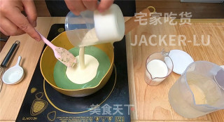超简单抹茶奶冻，口感Q弹、香滑细腻，一道非常值得推荐的甜点。步骤2