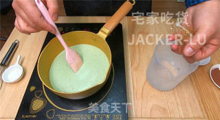 超简单抹茶奶冻，口感Q弹、香滑细腻，一道非常值得推荐的甜点。步骤5