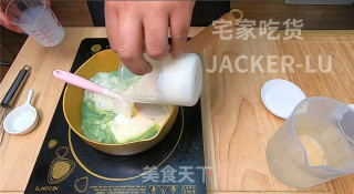 超简单抹茶奶冻，口感Q弹、香滑细腻，一道非常值得推荐的甜点。步骤3