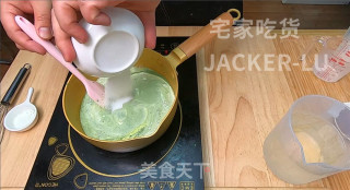 超简单抹茶奶冻，口感Q弹、香滑细腻，一道非常值得推荐的甜点。步骤4