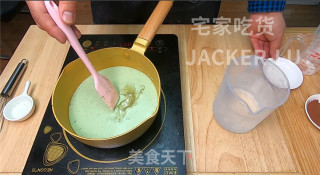 超简单抹茶奶冻，口感Q弹、香滑细腻，一道非常值得推荐的甜点。步骤6