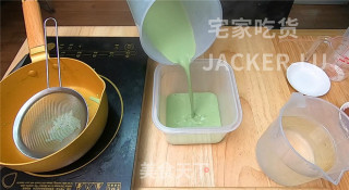 超简单抹茶奶冻，口感Q弹、香滑细腻，一道非常值得推荐的甜点。步骤8
