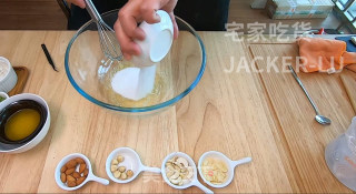 杏仁薄脆片，一口咬下去脆脆的口感非常好，简单而且超级快手。步骤1