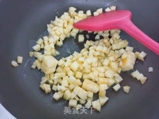 不用烤箱也能做的饺子皮苹果派步骤2