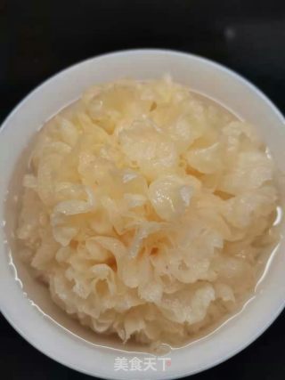 银耳酒酿甜汤步骤1