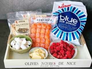 新年必备糖果！越嚼越香的咸蛋黄草莓牛轧糖步骤1