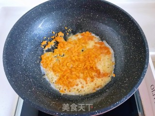 新年必备糖果！越嚼越香的咸蛋黄草莓牛轧糖步骤5