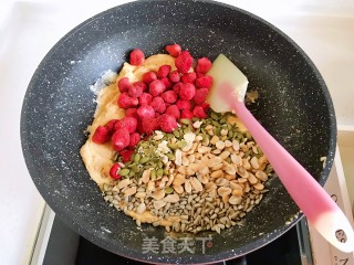 新年必备糖果！越嚼越香的咸蛋黄草莓牛轧糖步骤9
