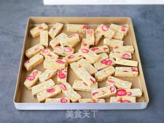 新年必备糖果！越嚼越香的咸蛋黄草莓牛轧糖步骤12