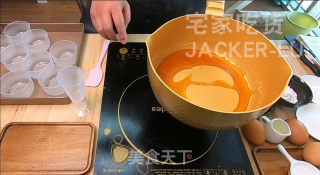 日式焦糖布丁烧，蛋糕层松软，布丁层甜蜜滑嫩，超级治愈的小甜品。步骤2